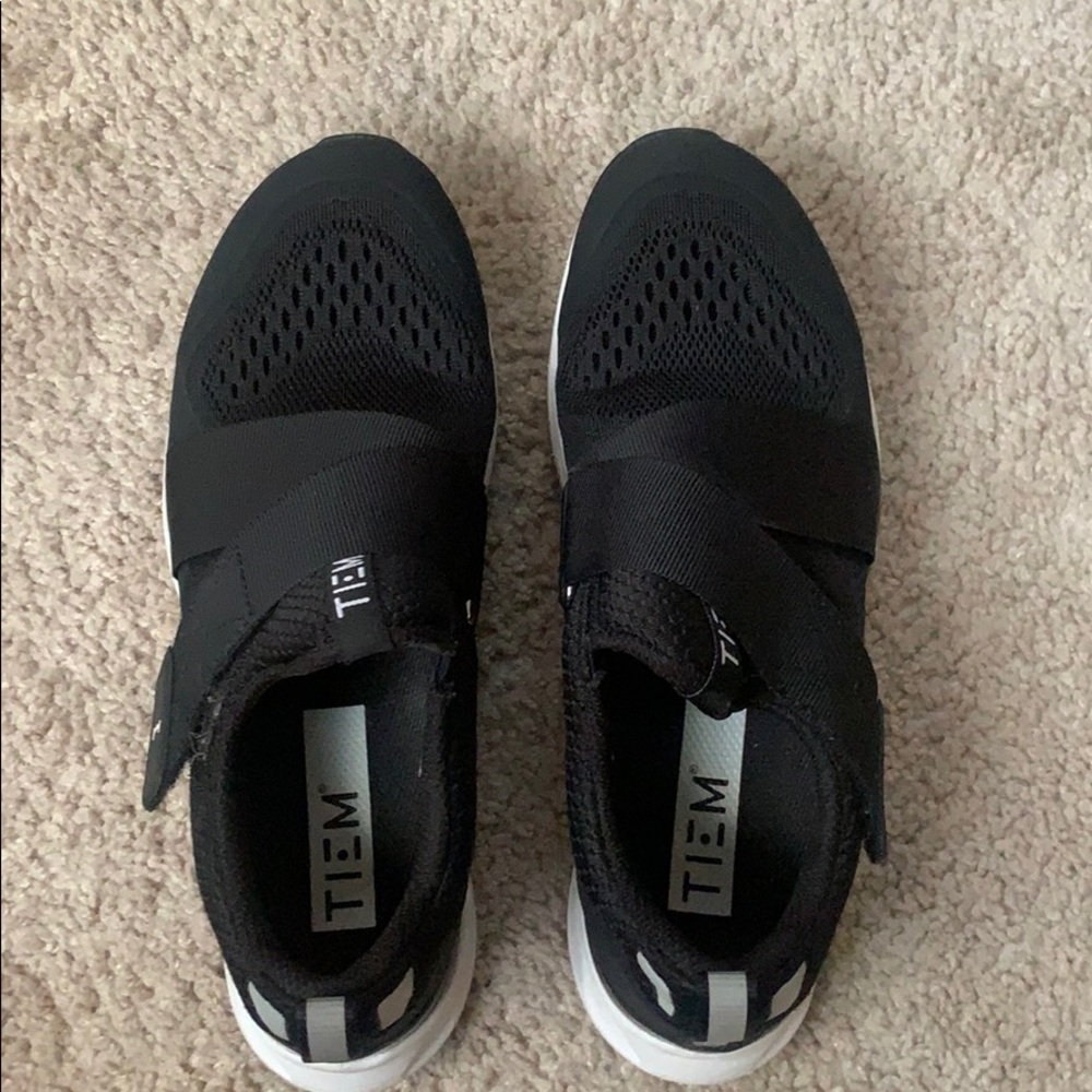 Tiem Cycling shoes with cleats size 6, like new